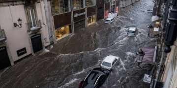 Alarm i kuq/ Dallgë 4 metra dhe erë 100 km/h, flasin ekspertët: Fenomeni i çuditshëm! Ja çfarë drejtimi do marrë uragani (FOTO)