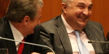 “I rrethove shtëpinë me policë Zef Brozit, nuk e le të hynte në zyrë”, qytetarët ‘masakrojnë’ Sali Berishën, paralajmërojnë “fundin tragjik”: Ke mbrojtur pasuritë e familjes tënde dhe të Ilir Metës!