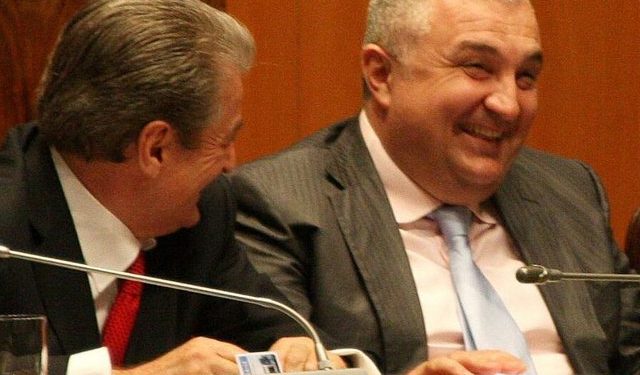“I rrethove shtëpinë me policë Zef Brozit, nuk e le të hynte në zyrë”, qytetarët ‘masakrojnë’ Sali Berishën, paralajmërojnë “fundin tragjik”: Ke mbrojtur pasuritë e familjes tënde dhe të Ilir Metës!