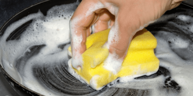 Një truk i thjeshtë si të pastroni enët nga ushqimi i djegur