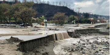 Moti i keq ‘godet’ Greqinë, qytetarët shikojnë tmerr me sy, zona të tëra shndërrohen në lumenj të vrullshëm (Video)