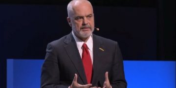 Mbajti fjalimin emocionues në Suedi për përkujtimin e Holokaustit, kryeministri Rama sfidohet publikisht nga gazetarja e njohur, përgjigjja e tij i surprizon të gjithë: Është e vështirë që…(VIDEO)