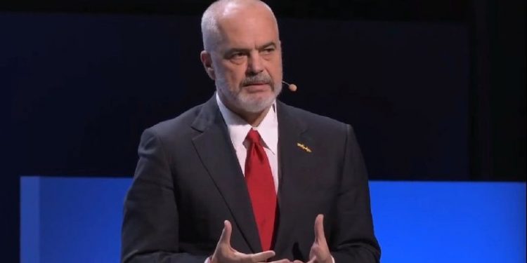 Mbajti fjalimin emocionues në Suedi për përkujtimin e Holokaustit, kryeministri Rama sfidohet publikisht nga gazetarja e njohur, përgjigjja e tij i surprizon të gjithë: Është e vështirë që…(VIDEO)