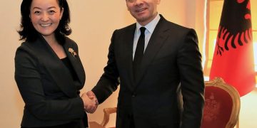 Ambasadorja e SHBA presion zv/kryeministrit për korrupsionin, amerikanët të shqetësuar për mosreagimin ndaj rasteve abuzive dhe indiferencën e qeverisë
