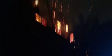 Tragjedi në Astir! Zjarr në një apartament: Një grua hidhet nga ballkoni dhe humb jetën! Ka të lënduar të tjerë