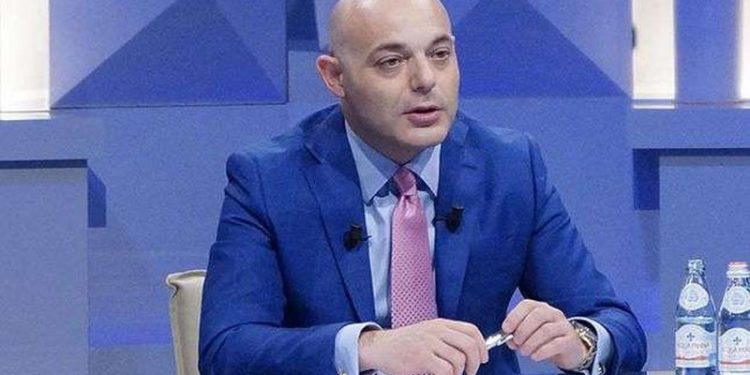 Kush duhet të largohet nga PD, Berisha apo Basha?! Blendi Fevziu bën deklaratën e papritur: Kreu demokrat përjashtoi kritikët e tij, partia nuk mund të mbahet peng