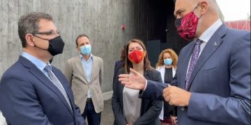 “Daily Mail” në shërbim të AstraZeneca! “Pfizer” detyroi  të firmosin kontrata abuzive me disa shtete mes tyre dhe Shqipëria: I gjithë shteti i nënshtrohet kompanisë?!