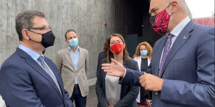“Daily Mail” në shërbim të AstraZeneca! “Pfizer” detyroi të firmosin kontrata abuzive me disa shtete mes tyre dhe Shqipëria: I gjithë shteti i nënshtrohet kompanisë?!