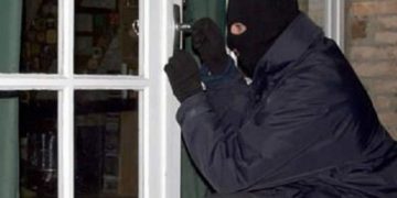 Po bën xhiron e rrjetit! Shkoi për të vjedhur, por nuk gjeti mjaftueshëm para: Ja  letra e çuditshme që i la pronarit të shtëpisë hajduti!