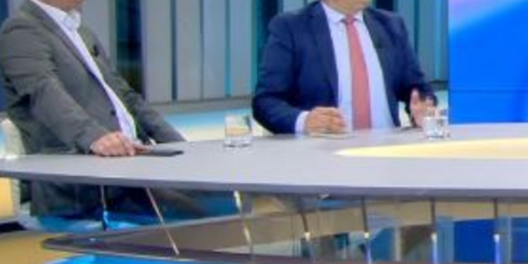 “Ty s’të pyeti njeri fare”! Plas keq sherri nëpër “studiot e gallatës” mes Lularëve dhe të Saliarëve: Kush është i tremburi këtu?!