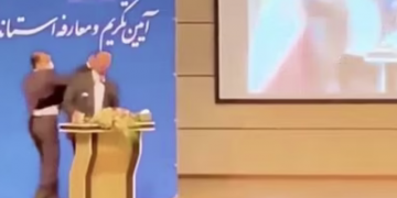 Video që po ‘thyen’ rrjetin! Anëtari i Gardës ngjitet në skenë dhe godet me shuplakë guvernatorin