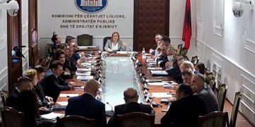 Plas sherri në komision mes Gazment Bardhit dhe Ilir Bejtjes: Zv/ministri i kujton vrasjen në Elbasan, deputeti i kërkon të dalë jashtë