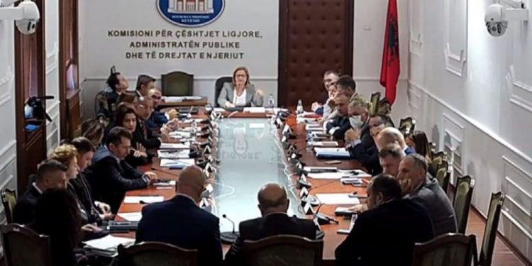Plas sherri në komision mes Gazment Bardhit dhe Ilir Bejtjes: Zv/ministri i kujton vrasjen në Elbasan, deputeti i kërkon të dalë jashtë