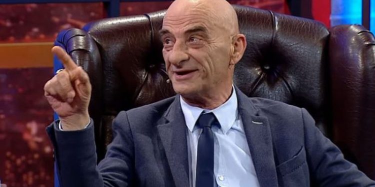 “Më ka rënë bingo me…”/ Pozoi me tre femra topless, Cekja i Beratit tregon për herë të parë çfarë i tha bashkëshortja! Aktori rrëfen dhe sherret e mëdha: Unë jam mizerabël! Gruan e kam gënjyer me dhjetëra herë për…