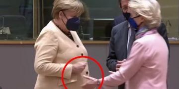 Çfarë ndodhi? Angela Merkel refuzon një shtrëngim duarsh me Ursula von der Leyen (VIDEOJA po thyen rrjetin)