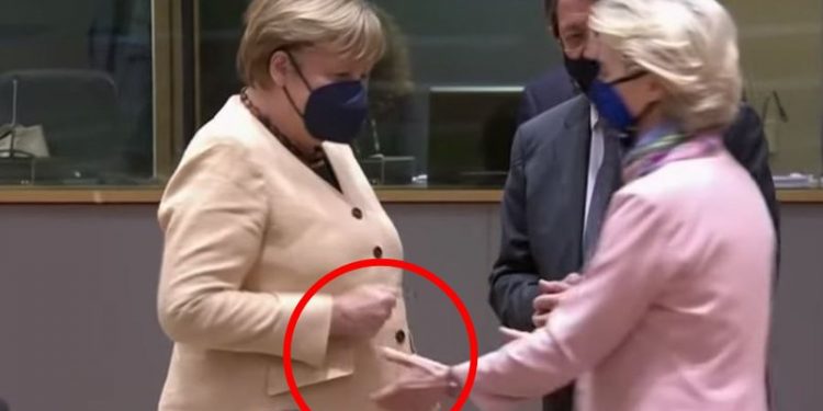 Çfarë ndodhi? Angela Merkel refuzon një shtrëngim duarsh me Ursula von der Leyen (VIDEOJA po thyen rrjetin)