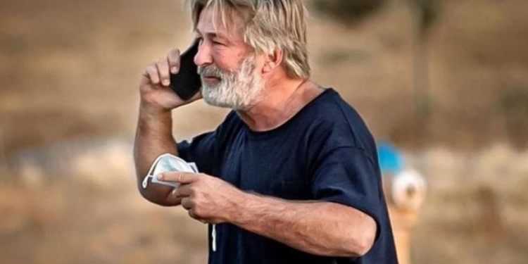 “Pyes veten, se si është të vrasësh dikë pa dashje”?! Ironia e fatit të aktorit që vrau fotografen dhe plagosi producentin e filmit, ja çfarë shkruante në “twitter” (Video)