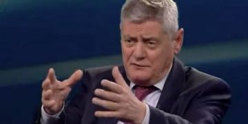 “Pse qeshe ti”? Dash Shehi sherr me Eduart Shalsin tek Ekonomia: Legen, jam 64-vjeç dhe kam 30-vjet në këtë parlament