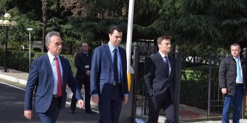 Lufta mes demokratëve zbret edhe në Fier: O Lulzim, si na barazon me një të dënuar ordiner në Itali?