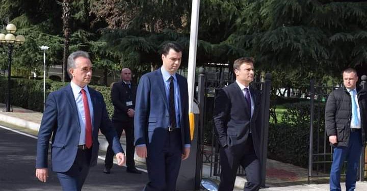 Lufta mes demokratëve zbret edhe në Fier: O Lulzim, si na barazon me një të dënuar ordiner në Itali?