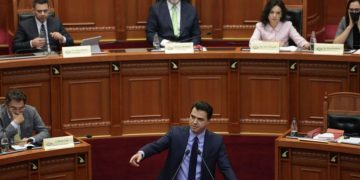 Dy standartet e Bashës në betejën parlamentare: Trim me Lindita Nikollën e “pulë” me Gramoz Ruçin