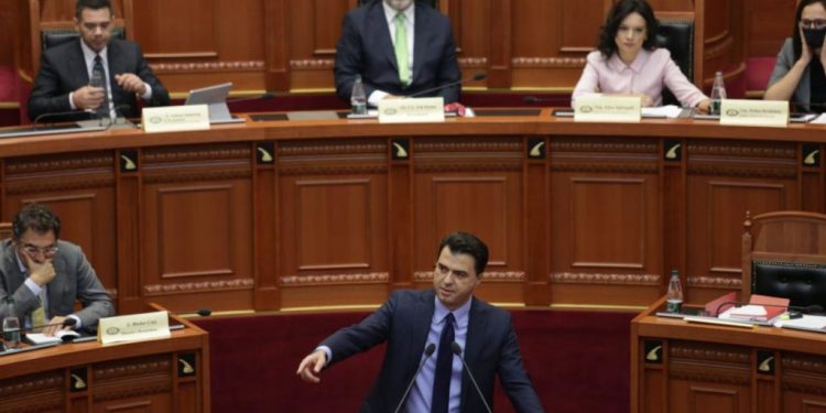 Dy standartet e Bashës në betejën parlamentare: Trim me Lindita Nikollën e “pulë” me Gramoz Ruçin