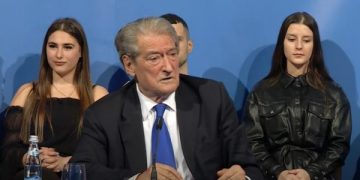 Berisha hedh para “saliarëve” broçkullën e radhës: Fitore! Gjykata në Paris pranoi padinë time ndaj Blinken  Tani le të sjellë provat që jam i korruptuar