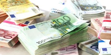 Është koha që Shqipëria të adoptojë euron si monedhë
