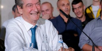Ish-deputeti i PD: Berisha është e shkuara, “Foltoret” me 200 veta mbushen me naivë