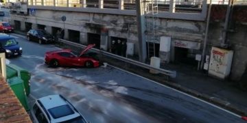 Shoferi ngatërroi frenat me gazin, “Lamborghini” luksoz përfundon në liqen