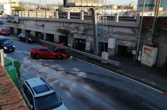 Shoferi ngatërroi frenat me gazin, “Lamborghini” luksoz përfundon në liqen