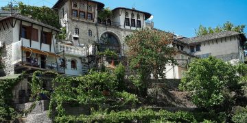 Ka ardhur koha t’u kthejmë vendeve emrat origjinalë shqip