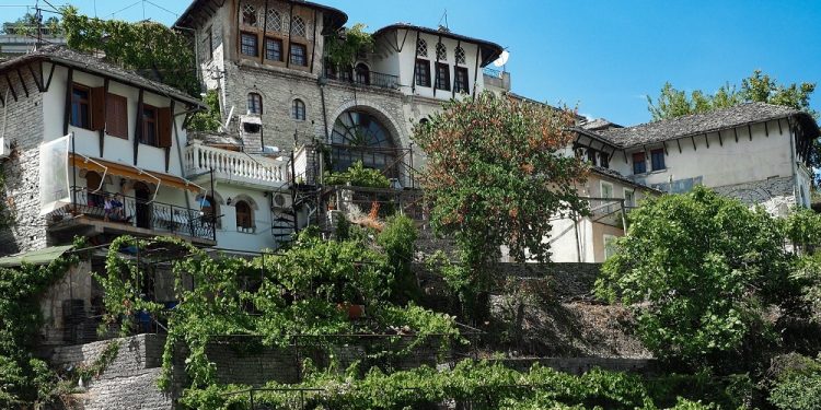 Ka ardhur koha t’u kthejmë vendeve emrat origjinalë shqip