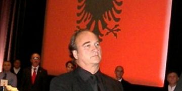 Jim Belushi kërkon ndihmë nga vëllezërit dhe motrat shqiptare, kudo që ndodhen