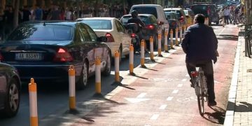 Korsitë e biçikletave kanë shtuar trafikun, në vend të pedalimit në Tiranë