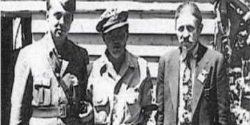 “Merri mbilli në Amerikë”, historia e Enverit me ushtarakun amerikan të OSS që i shkoi në zyrë me një qese bathë për të ironizuar hunjtë që u ngulën rreth aeroportit të Tiranës