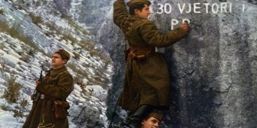 Ka qenë një kohë kur në vend të reklamave që sot i gjen anekënd Shqipërisë, brezit tim mund t’i zinte syri dhe mund të lexonte vetëm parullat e partisë