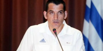 Rrëfimi i Piro Dhimës: Si e braktisa Shqipërinë me taksi, grekët ma sollën pasaportën në avion