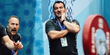 Nëna e tij u gjet pa jetë prej disa ditësh, Pirro Dhima vjen në Shqipëri: Nuk e kam braktisur kurrë