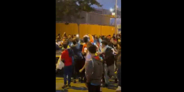 VIDEO/ Tifozët nuk “kapërdijnë” humbjen në “El Clasico”, shihni si sulmojnë makinën e Koeman pas ndeshjes