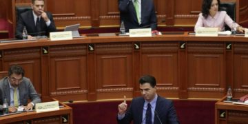 “Ti nuk takon dot njerëzit e partisë tënde”, kryeministri Rama paralajmëron hapur Bashën dhe nuk i lë gjë pa thënë: Atë fjalën hajdut gëlltite brenda!