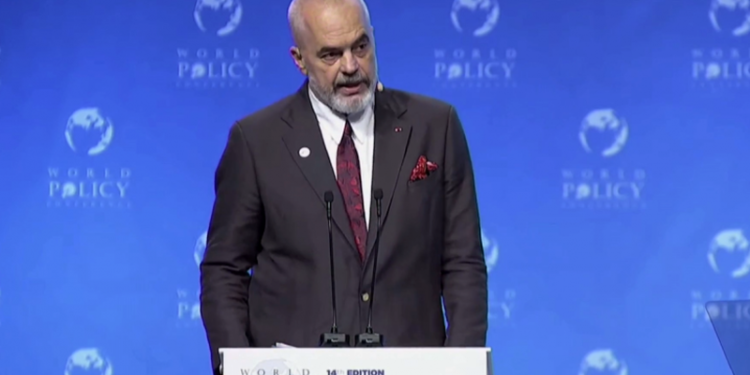 Rama e nis fjalimin në “Konferencën e Politikave Botërore” me batuta: Jam mes kryeministrave më të gjatë në botë, i vendit më të vogël në planet