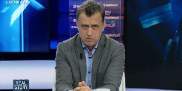 Humb kontrollin e mjetit në gjendje të dehur dhe përplaset me derën e një biznesi, arrestohet analisti Roland Lami