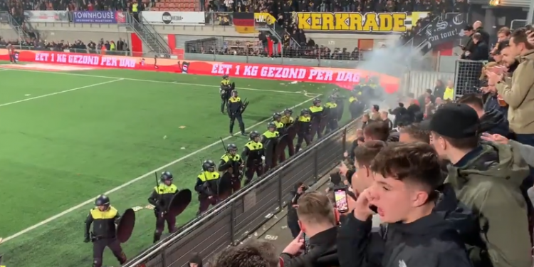 Holandë/ Çmenduri gjatë Maastricht-Roda: Ndeshja ndërpritet, përleshje në tribunë. Policia godet fort (Video)