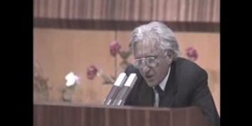 Fjalimi historik i Dritëro Agollit, para ithtarëve të Enverit, 1991