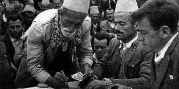 Fshatarët “vullnetarisht” i japin lek hua shtetit komunist për të ndërtuar socializmin
