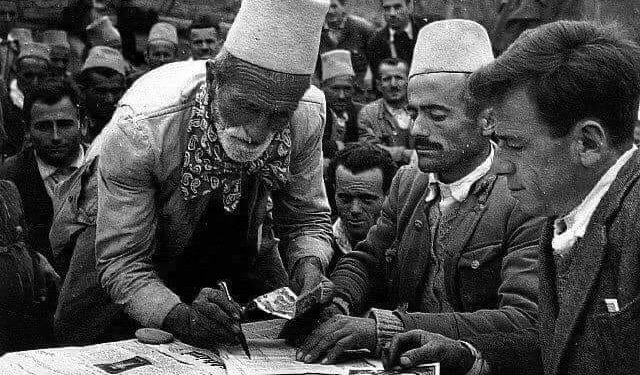 Fshatarët “vullnetarisht” i japin lek hua shtetit komunist për të ndërtuar socializmin