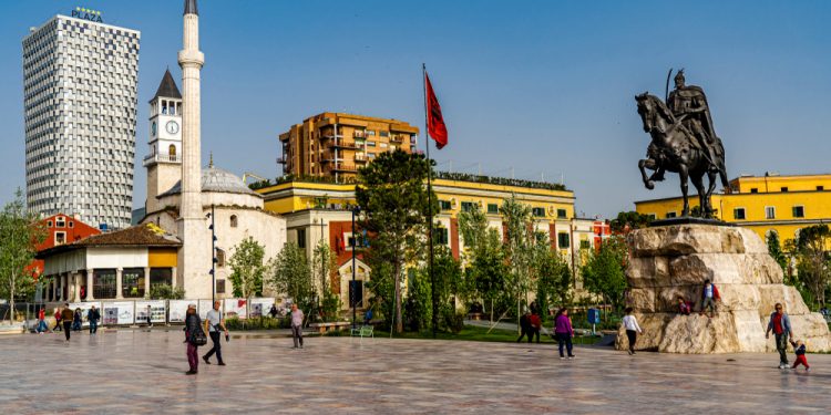 Banka Botërore: Shqiptarët do jetojnë në varfëri edhe pas rritjes së lartë ekonomike, 1/3 e popullsisë jeton me më pak se 5 dollarë në ditë