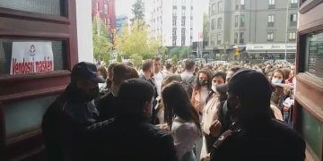 Përplasje mes studentëve dhe policisë në Fakultetin e Historisë dhe Filologjisë: “Çfarë vaksinimi, hap rrugën”