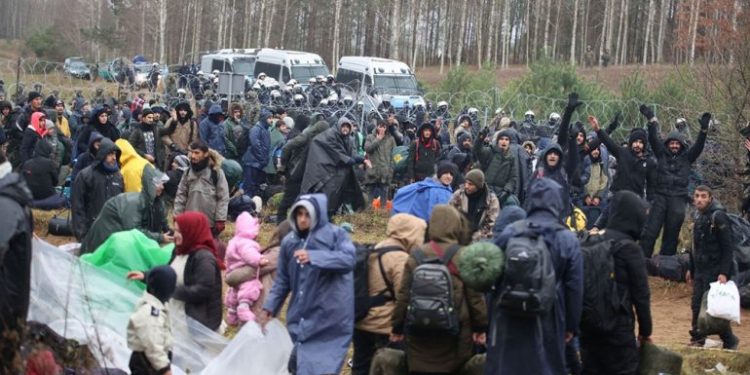 Dramë në kufirin me Bjellorusinë! Dhjetëra emigrantë vdesin nga të ftohtit, qindra të tjerë kalojnë ilegalisht në BE me ndihmën e ushtarëve bjellorusë